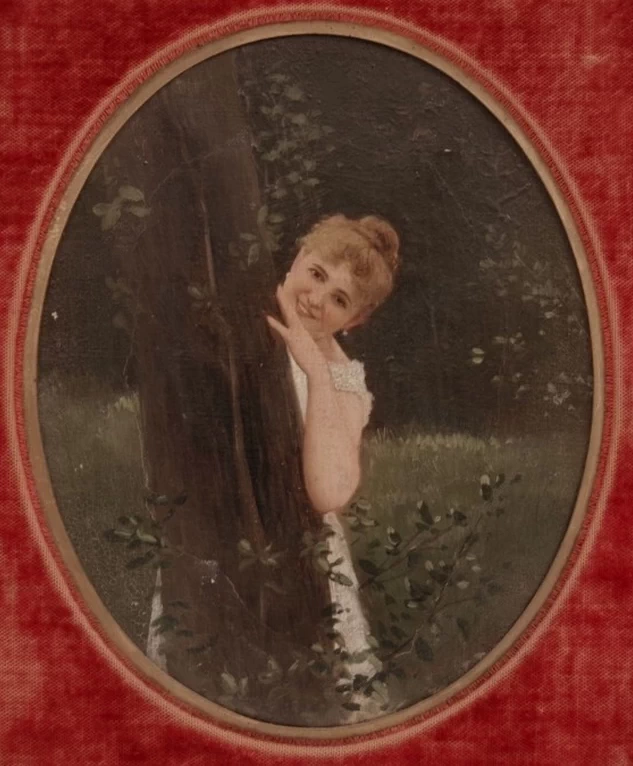 Ragazza nascosta dietro l'albero